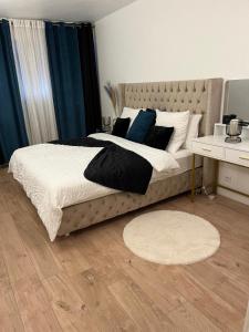 a bedroom with a large bed and a desk at Spacieux 2 pièces terrasse et piscine in Cannes +37 photos