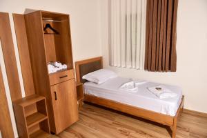 Rúm í herbergi á Hotel Zallina