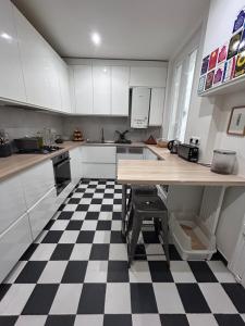 Kuchyň nebo kuchyňský kout v ubytování Superbe 120m2 17ème - 6p + 10 fotografií