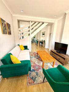 una sala de estar con un sofá y una mesa en Cosy Lincoln Home Sleeps 6 with Parking, en Boultham