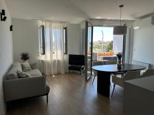 プーラにあるFiorea Apartmentのテーブルとソファのあるリビングルーム