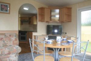 Gallery image of The Lookout - Park Home, Farm Park Stay in Swansea +24 photos