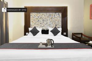 ein Hotelzimmer mit einem weißen Bett mit in der Unterkunft FabHotel Classic Holidays in Jaipur