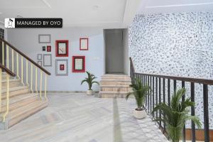 einen Flur mit Treppen und Topfpflanzen in einem Gebäude in der Unterkunft FabHotel Classic Holidays in Jaipur