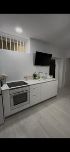 エル・プエルト・デ・サンタマリアにあるPleamar Apartamentoのシンクとコンロのある白いキッチン