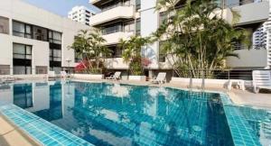 une grande piscine devant un bâtiment dans l'établissement Modern 2 Bed Executive Unit - 5min to Nana BTS, à Bangkok