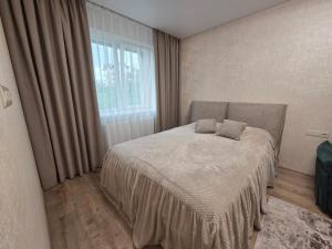 En eller flere senge i et værelse på Platinum Apartment