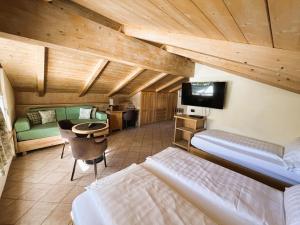 A television and/or entertainment centre at Hotel Crosal