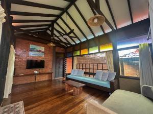 Televisyen dan/atau pusat hiburan di Villa Sawah Geyna Langkawi - Private pool