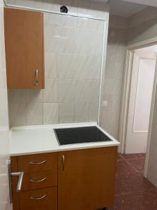 una cucina con un lavello e un piano di lavoro di Apartamentos Atlántico a Punta Umbría Altre 21 foto