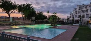 ein großes Schwimmbad vor einem Gebäude in der Unterkunft Hilly's Place in Roldán