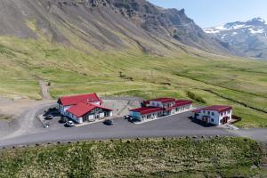 una vista aerea di una casa in una montagna di Kirkjufell Guesthouse and Apartments a Grundarfjordur
