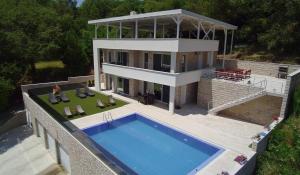 una vista aérea de una casa con piscina en Villa Moonlight, en Budva 52 fotos más