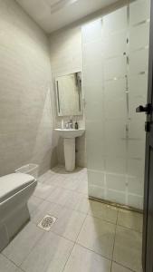 ジッダにあるشقة انيقة استديو بدخول ذاتيのトイレ、洗面台、シャワー付きのバスルーム