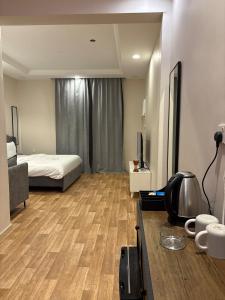 ジッダにあるشقة انيقة استديو بدخول ذاتيのベッドとテレビ付きの机のある部屋