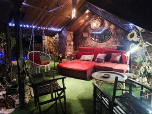 Una sala de estar con un sofá rojo y una mesa. en Viviendas Uso Turisitico, Al BUHAR, en Torrejón del Rey