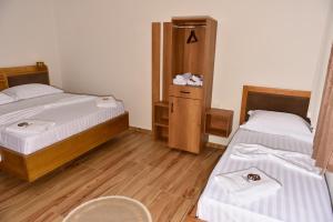 Rúm í herbergi á Hotel Zallina