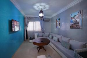 Μια τηλεόραση ή/και κέντρο ψυχαγωγίας στο Apartment in Ryad Sofia Martil 2 bedrooms all comforts