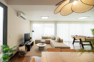 una sala de estar con un sofá y una mesa en Mónaco House, en Ponta Delgada