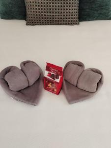a pair of hearts and a box on a bed at Apartamento La Fuente 27 in Tomares