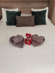 a bed with two hats and a box on it at Apartamento La Fuente 27 in Tomares