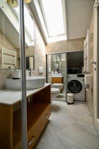 ein Badezimmer mit Waschbecken und Waschmaschine in der Unterkunft Green and Blue Garden Apartments in Belgrad + 36 Fotos