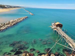 een dok in het water naast een strand bij Via Montecastello Emotional Room in Termoli +3 foto's