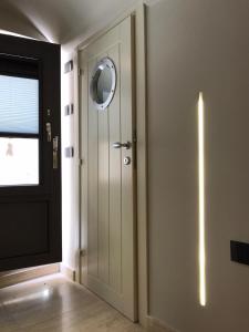 een hal met een deur met een spiegel erop bij Via Montecastello Emotional Room in Termoli