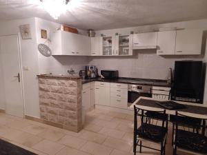 Kuchyň nebo kuchyňský kout v ubytování Apartment in Villa Tamara -Pool beheizt ,Meerblick