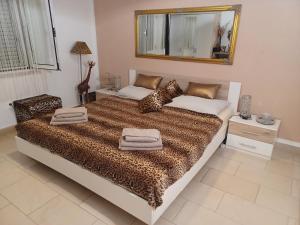 Postel nebo postele na pokoji v ubytování Apartment in Villa Tamara -Pool beheizt ,Meerblick + 20 fotografií