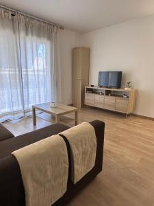 Televisyen dan/atau pusat hiburan di PIS AMB PARQUING AL CENTRE DE PALAMóS