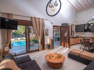 Kuchyň nebo kuchyňský kout v ubytování Eleolithos Villa olive & pool