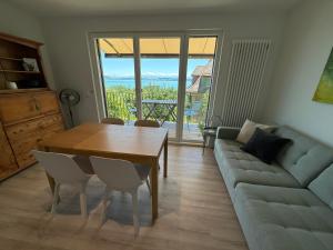 纳沙泰尔Mail 62的客厅里有一张桌子和一张沙发