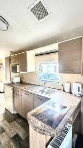 Η κουζίνα ή μικρή κουζίνα στο Holiday Home caravan LOCHLANDS Forfar