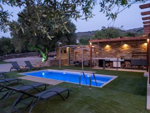 Bazén v ubytování Eleolithos Villa olive & pool nebo v jeho okolí + 62 fotografií