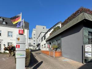 博伦多夫Fabryshof im Felsenland Südeifel und Mullerthal的建筑物旁边街道上的加油站