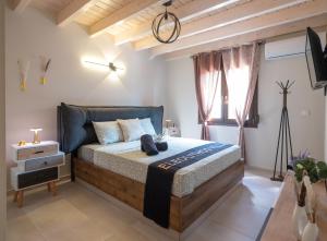 Postel nebo postele na pokoji v ubytování Eleolithos Villa olive & pool