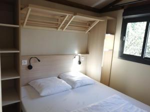 Ένα ή περισσότερα κρεβάτια σε δωμάτιο στο Camping Hello Soleil