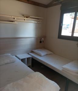 Ένα ή περισσότερα κρεβάτια σε δωμάτιο στο Camping Hello Soleil
