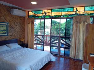 Postel nebo postele na pokoji v ubytování Maeo Suites Hotel