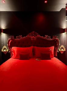Giường trong phòng chung tại SWEET DREAMS Love room & Spa