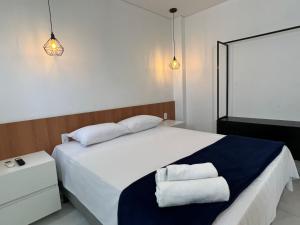 a bedroom with a bed with two towels on it at Bauten Home Stay Próximo ao Shopping, Centro e Pátio do Forró in Caruaru
