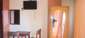 Televiisor ja/või meelelahutuskeskus majutusasutuses Hostal Inkawatana Inn