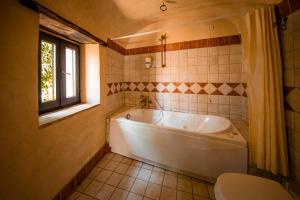 CalascioにあるAlbergo Diffuso - Rocca Calascioの浴槽、トイレ、窓のあるバスルーム