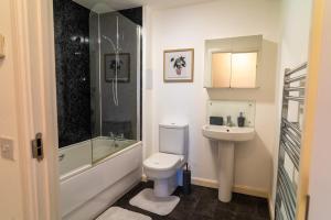 Bilik mandi di Two Bedroom En-Suite Modern Apartment Urquhart Road , Beach Area -Free Parking