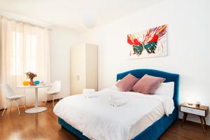 a bedroom with a blue and white bed and a table at Ciao Bella Stella in Rome