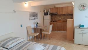 Kuchyň nebo kuchyňský kout v ubytování Apartment Igralište Mirakul
