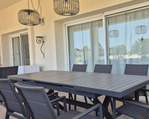 een eetkamer met een houten tafel en stoelen bij Apartamentos Casa Romantica in La Savina