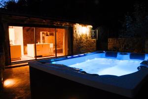 a jacuzzi tub in a yard at night at Exklusives Studio inmitten wunderschöner Natur in Lentillères
