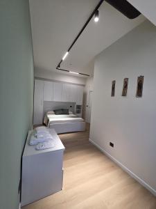 a white room with a bed and a mattress at Nakupenda B&B in Cosenza